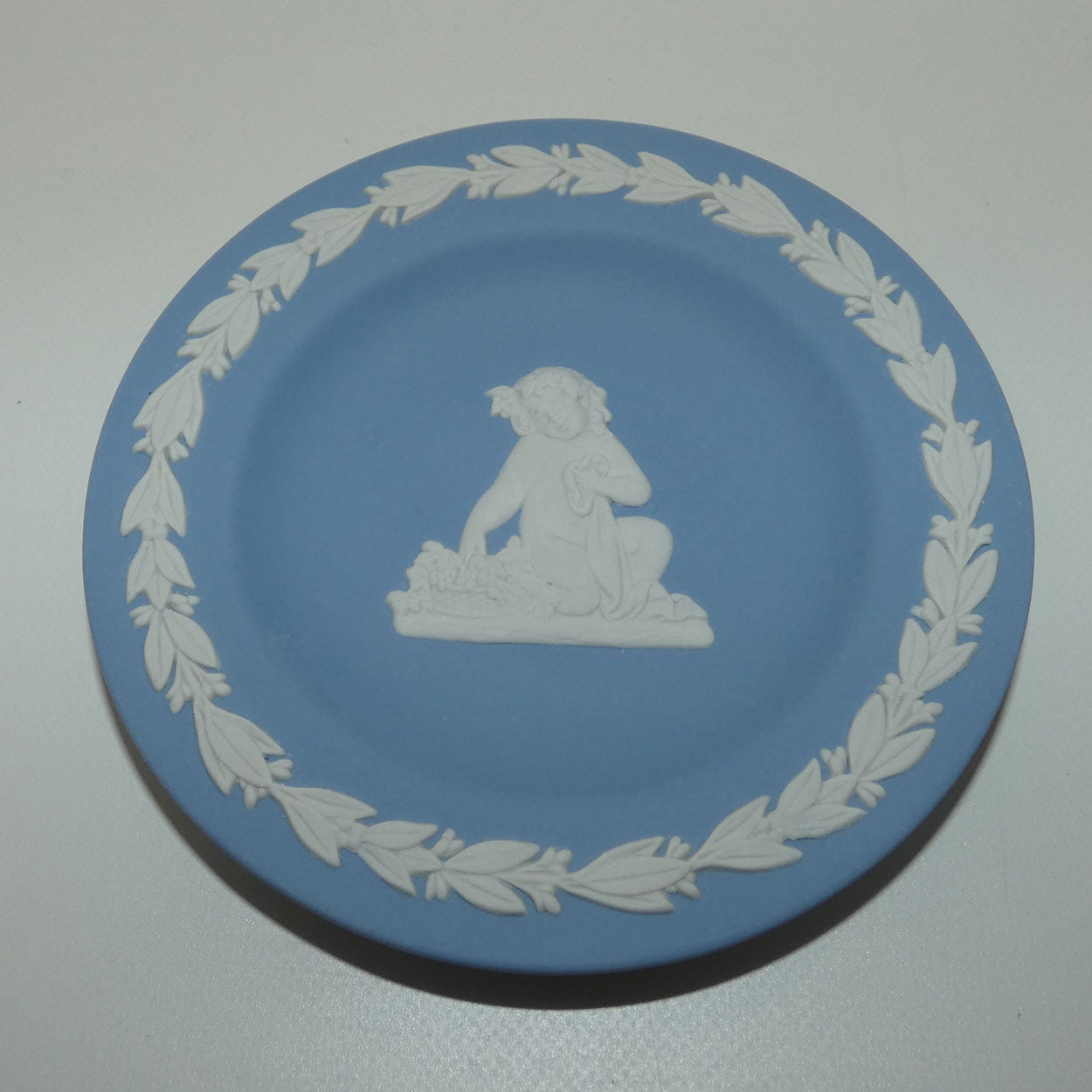 wedgwood-jasper-bacchanalian-boys-miniature-plate-2
