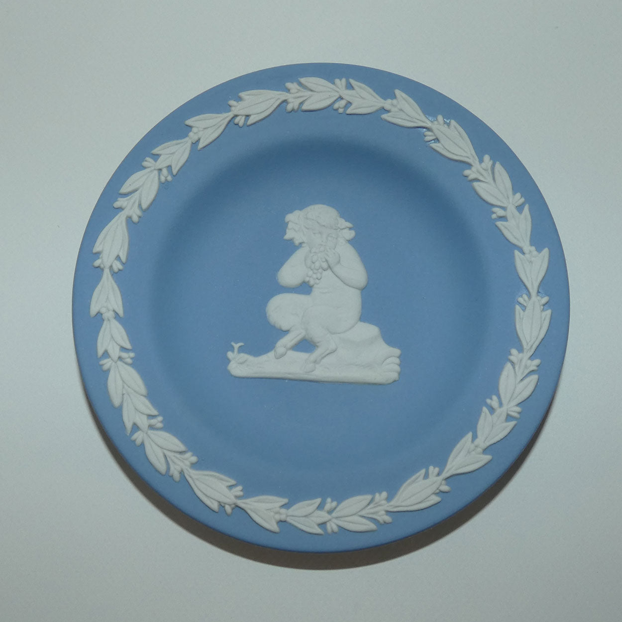 wedgwood-jasper-bacchanalian-boys-miniature-plate-4