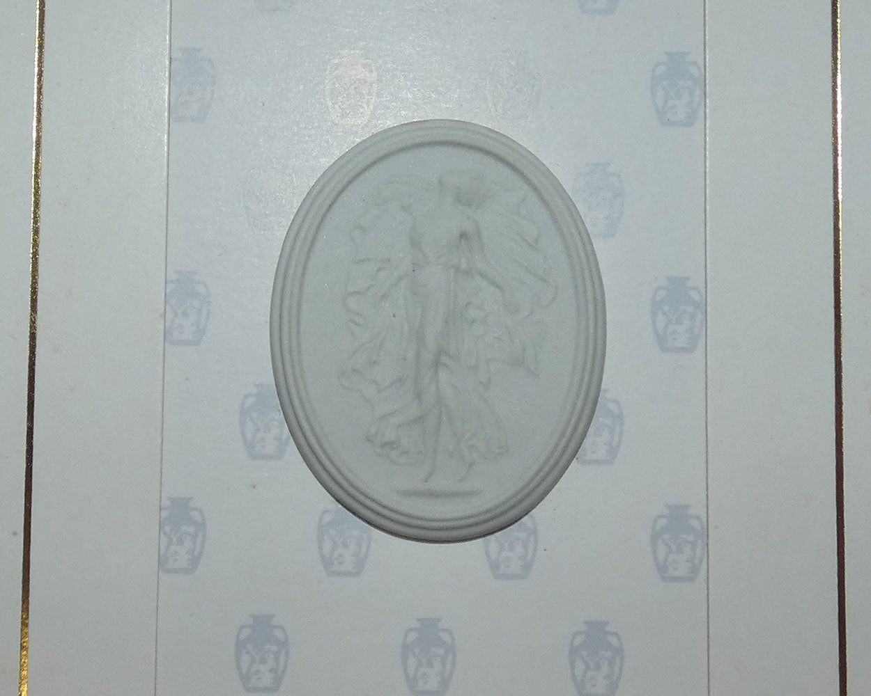 wedgwood-jasper-cameo-collectors-card-white-oval