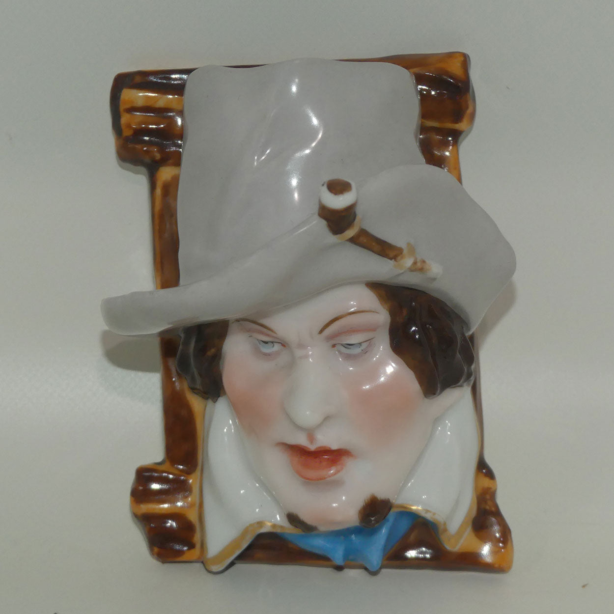 german-cavalier-bust-wall-pocket