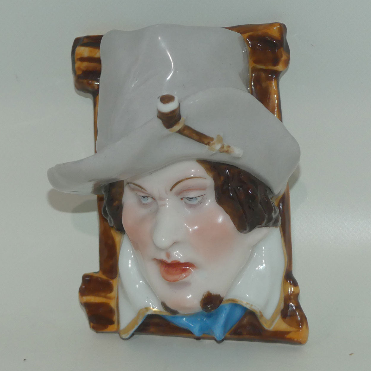 german-cavalier-bust-wall-pocket