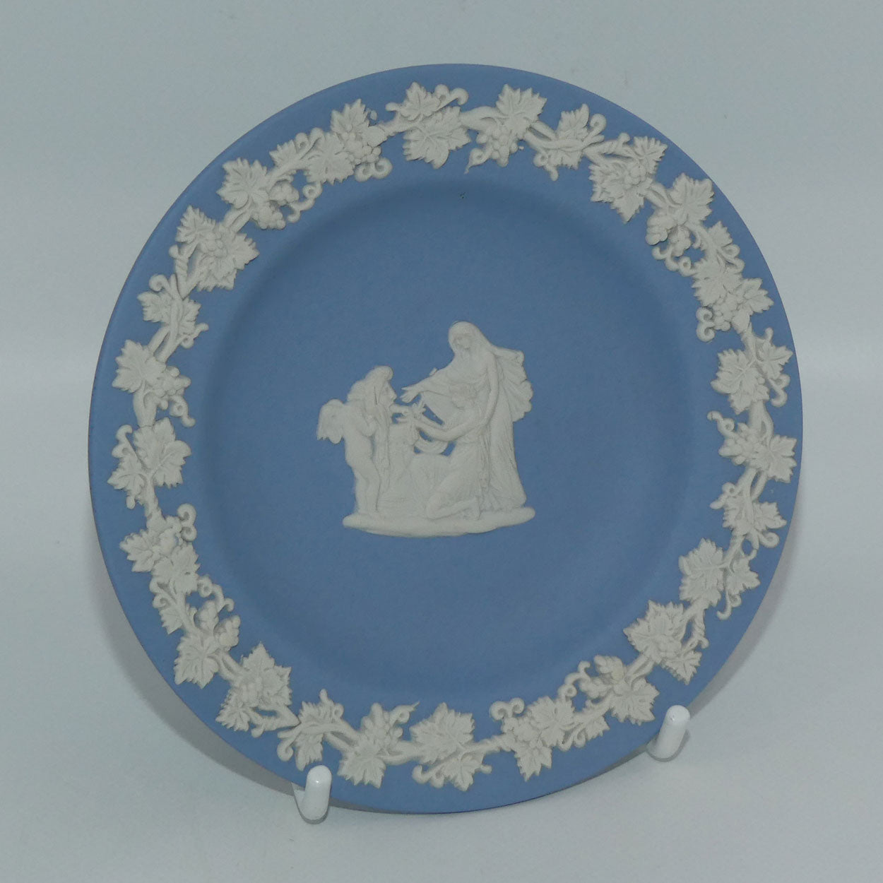 wedgwood-jasper-white-on-pale-blue-grecian-maidens-miniature-plate