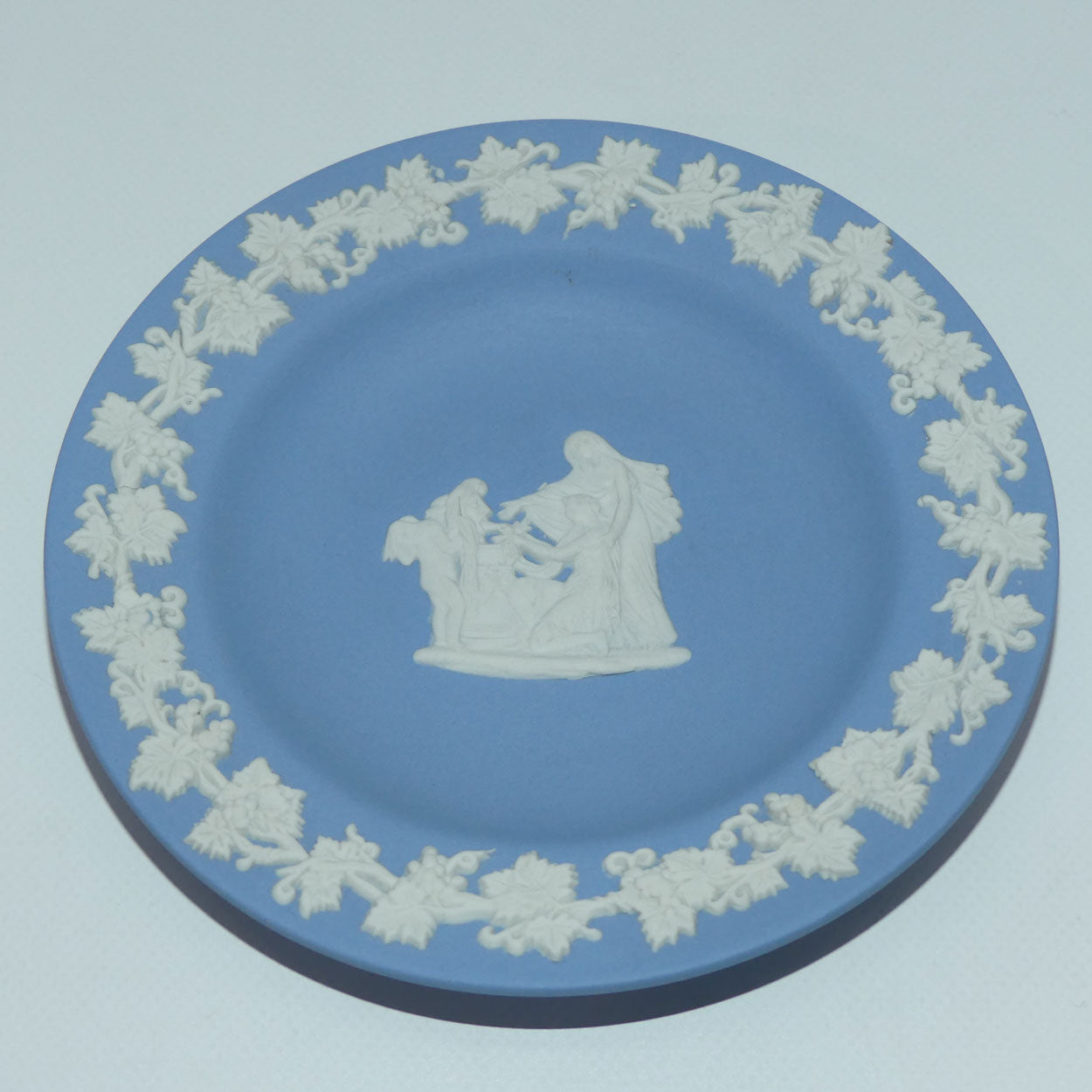 wedgwood-jasper-white-on-pale-blue-grecian-maidens-miniature-plate