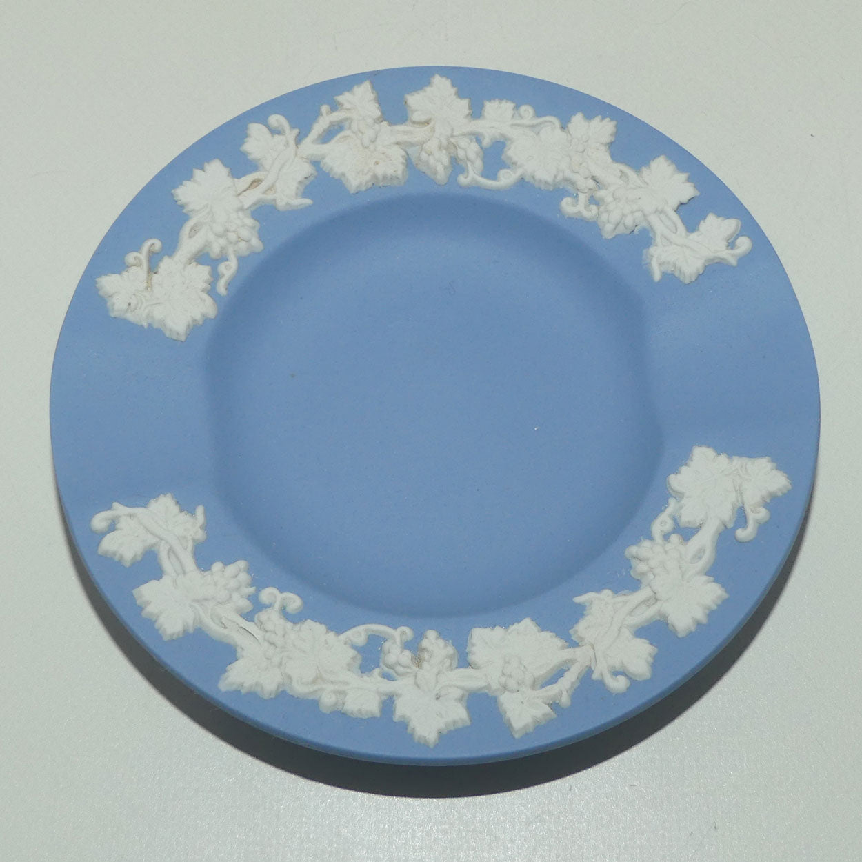 wedgwood-jasper-white-on-pale-blue-grape-and-vine-ashtray