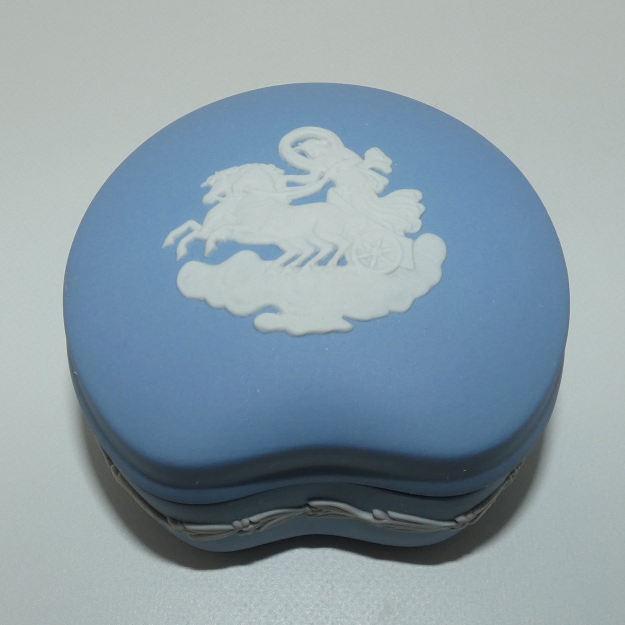 wedgwood-jasper-white-on-pale-blue-aurora-heart-shape-trinket