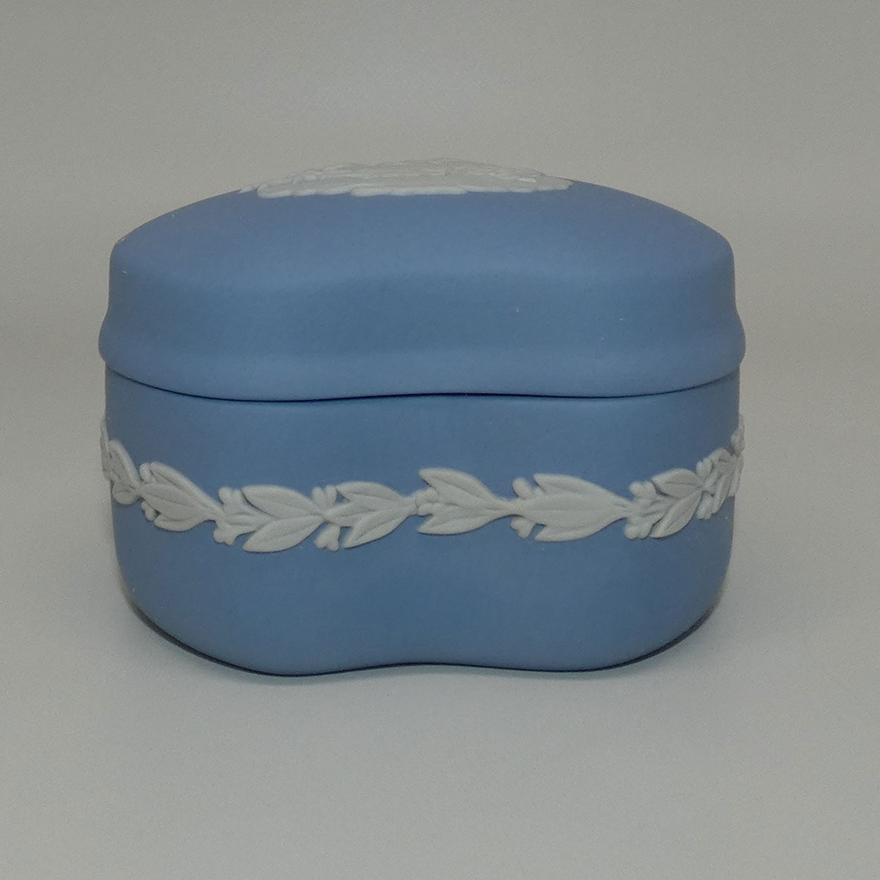 wedgwood-jasper-white-on-pale-blue-aurora-heart-shape-trinket