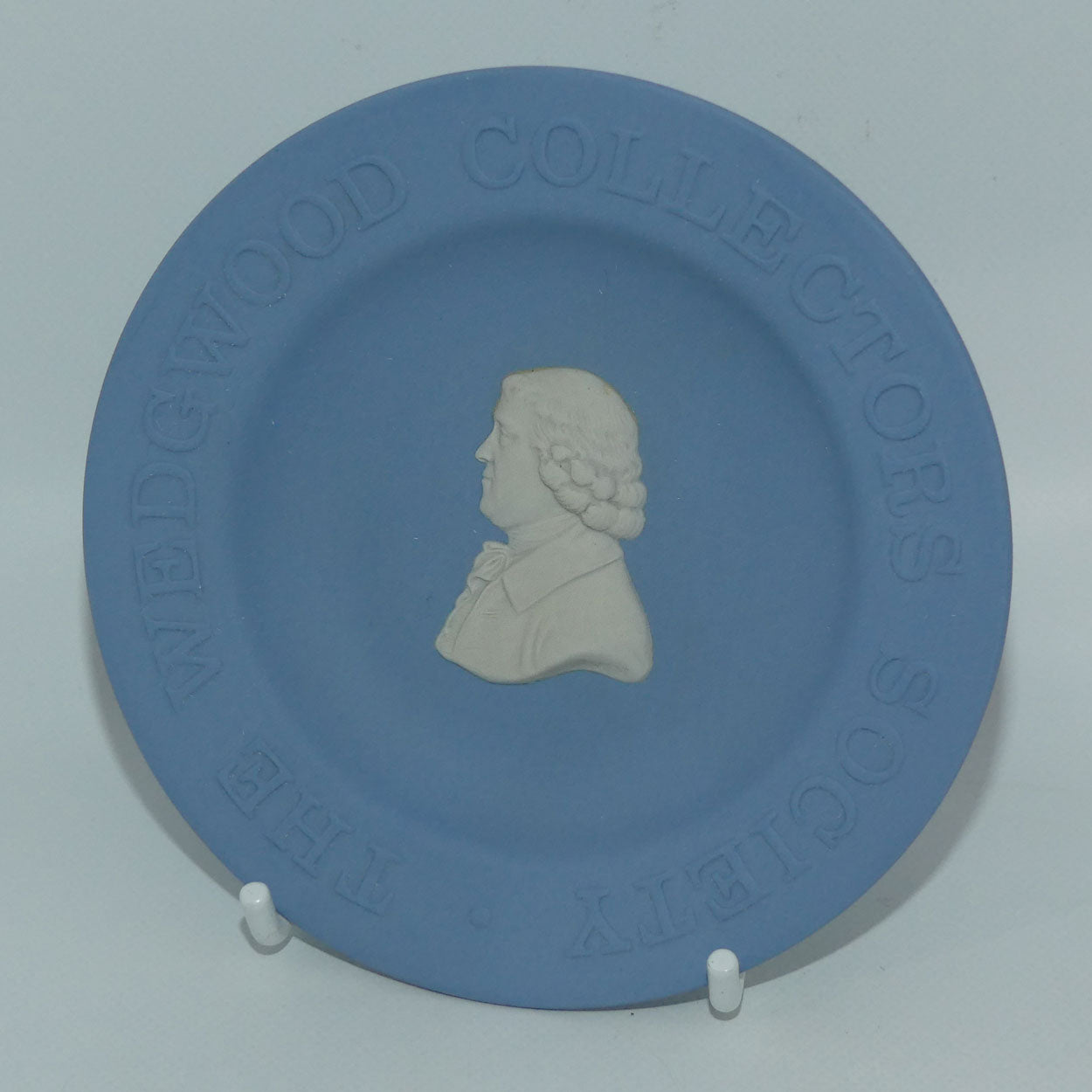 wedgwood-jasper-white-on-pale-blue-the-wedgwood-collectors-society-miniature-plate