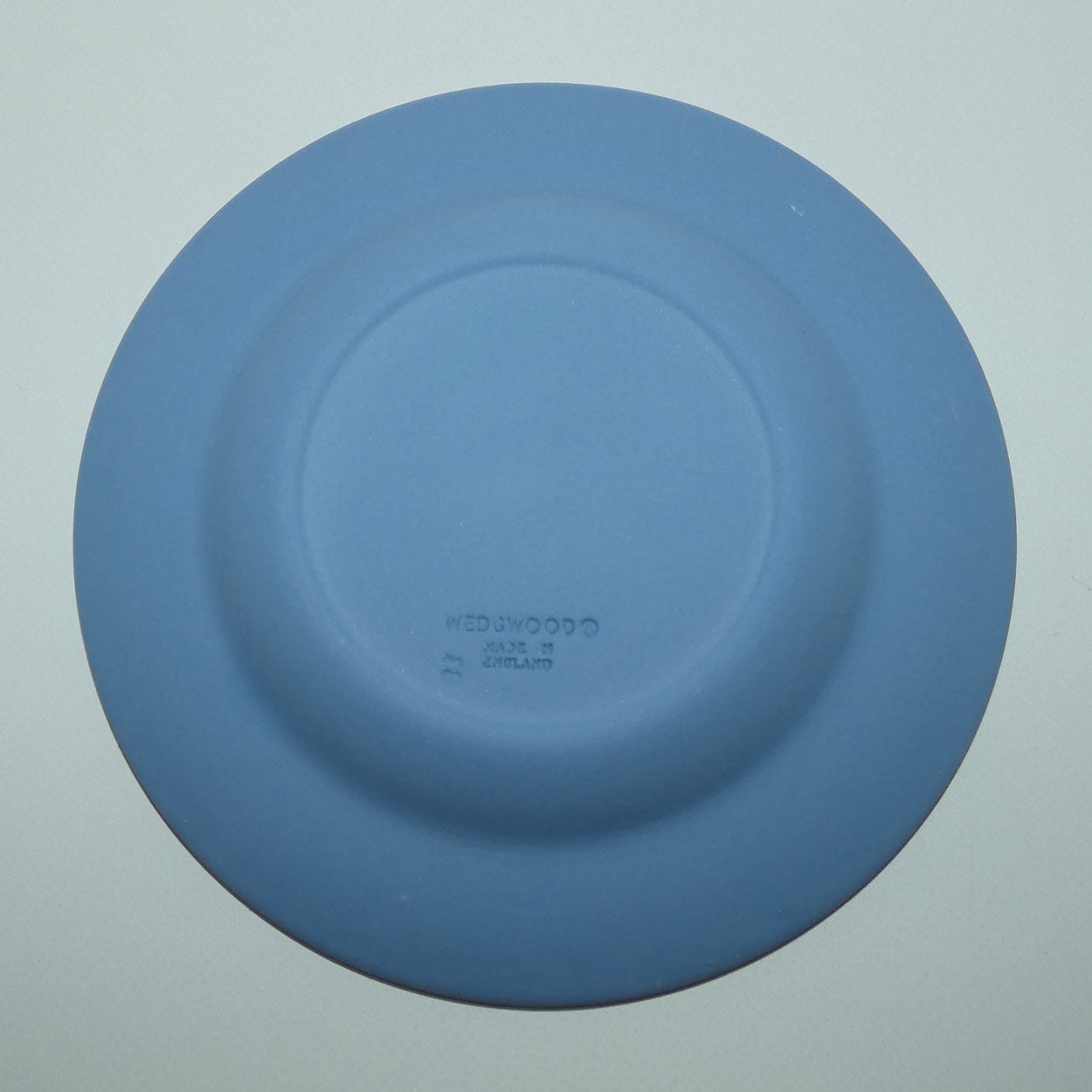 wedgwood-jasper-white-on-pale-blue-lady-templetown-miniature-plate