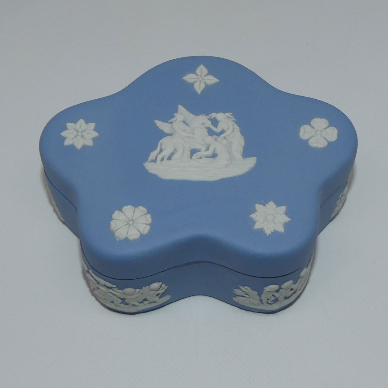 wedgwood-jasper-white-on-pale-blue-grecian-maidens-trinket-fancy-shape