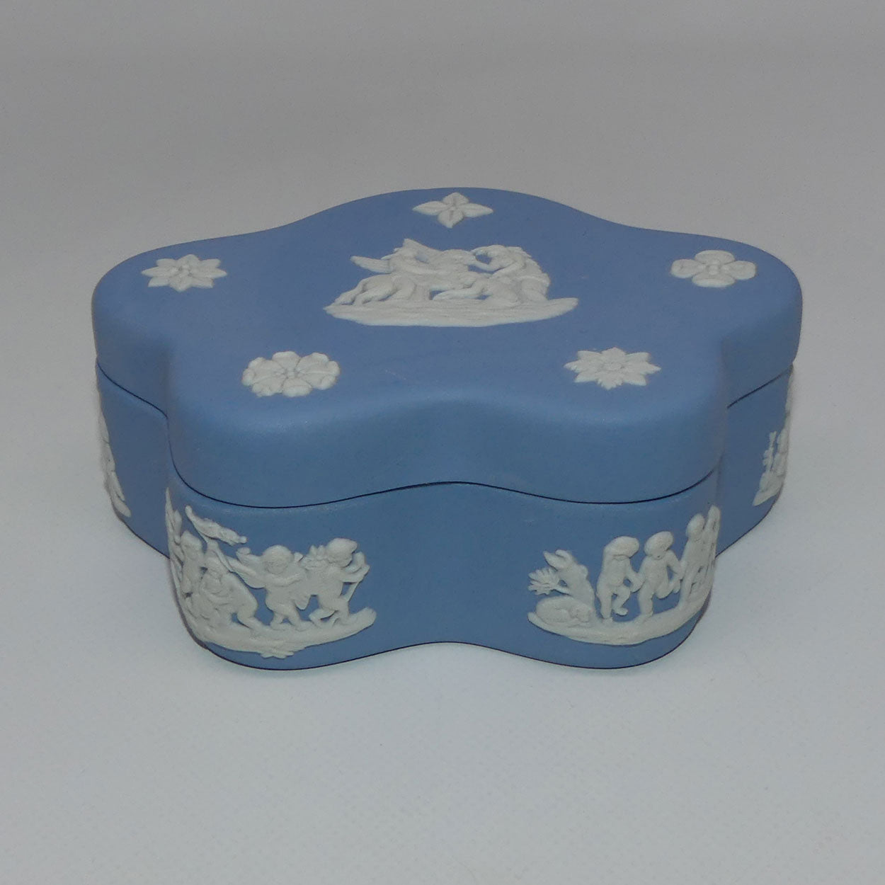 wedgwood-jasper-white-on-pale-blue-grecian-maidens-trinket-fancy-shape