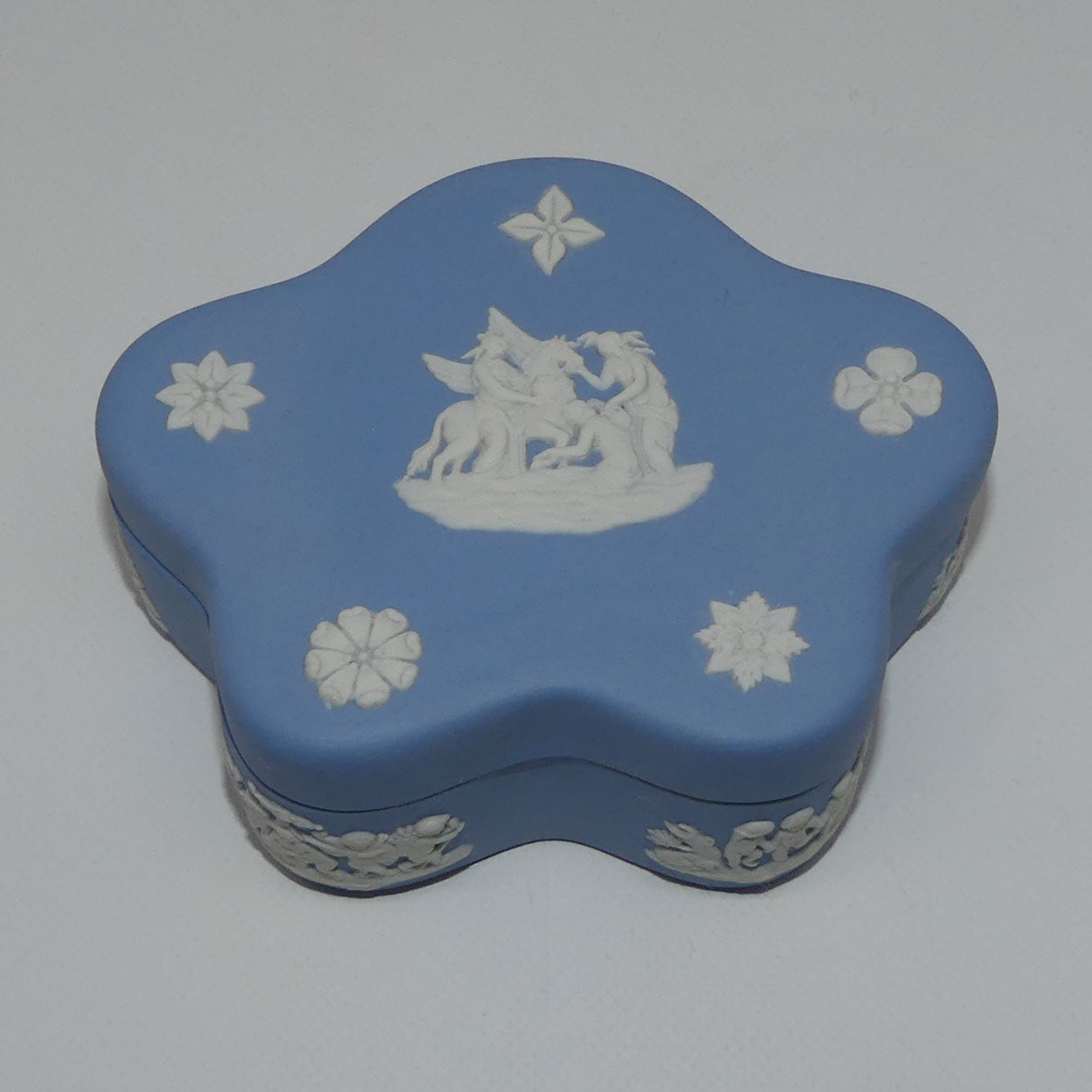 wedgwood-jasper-white-on-pale-blue-grecian-maidens-trinket-fancy-shape