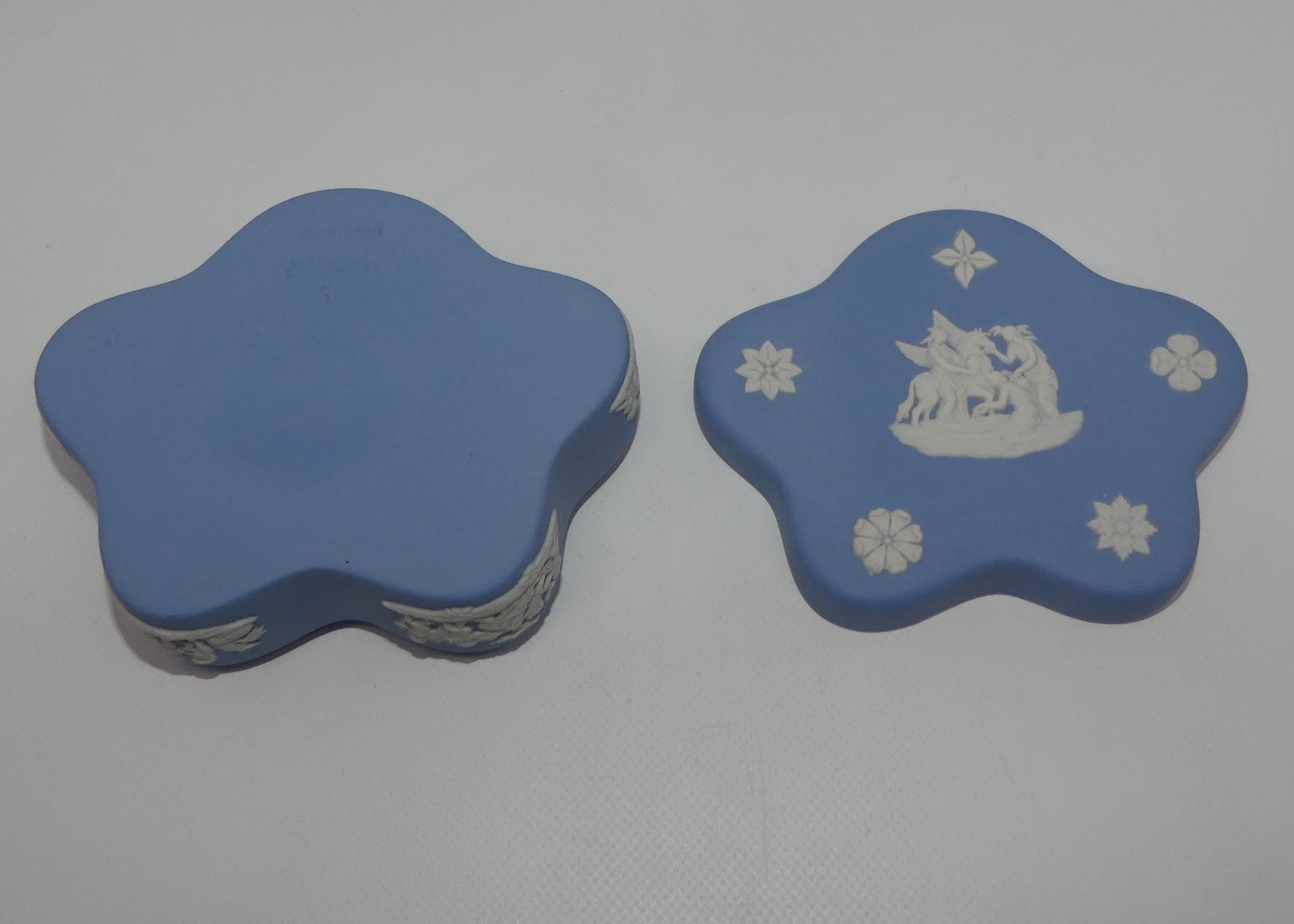 wedgwood-jasper-white-on-pale-blue-grecian-maidens-trinket-fancy-shape