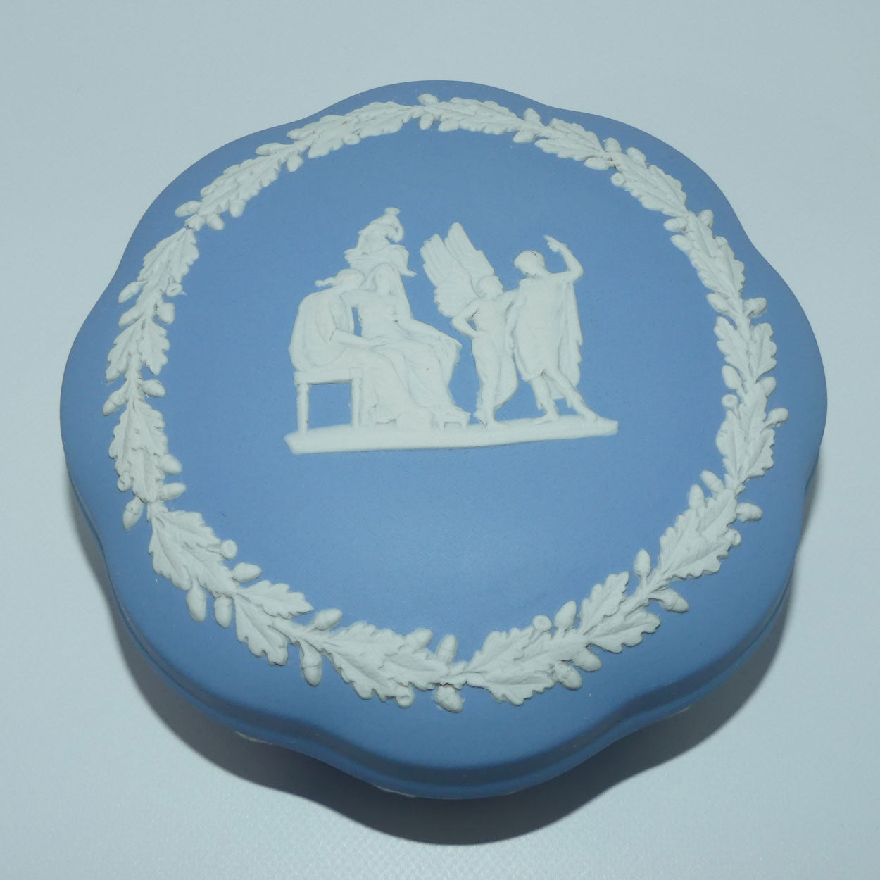 wedgwood-jasper-white-on-pale-blue-mythology-scene-large-trinket-box