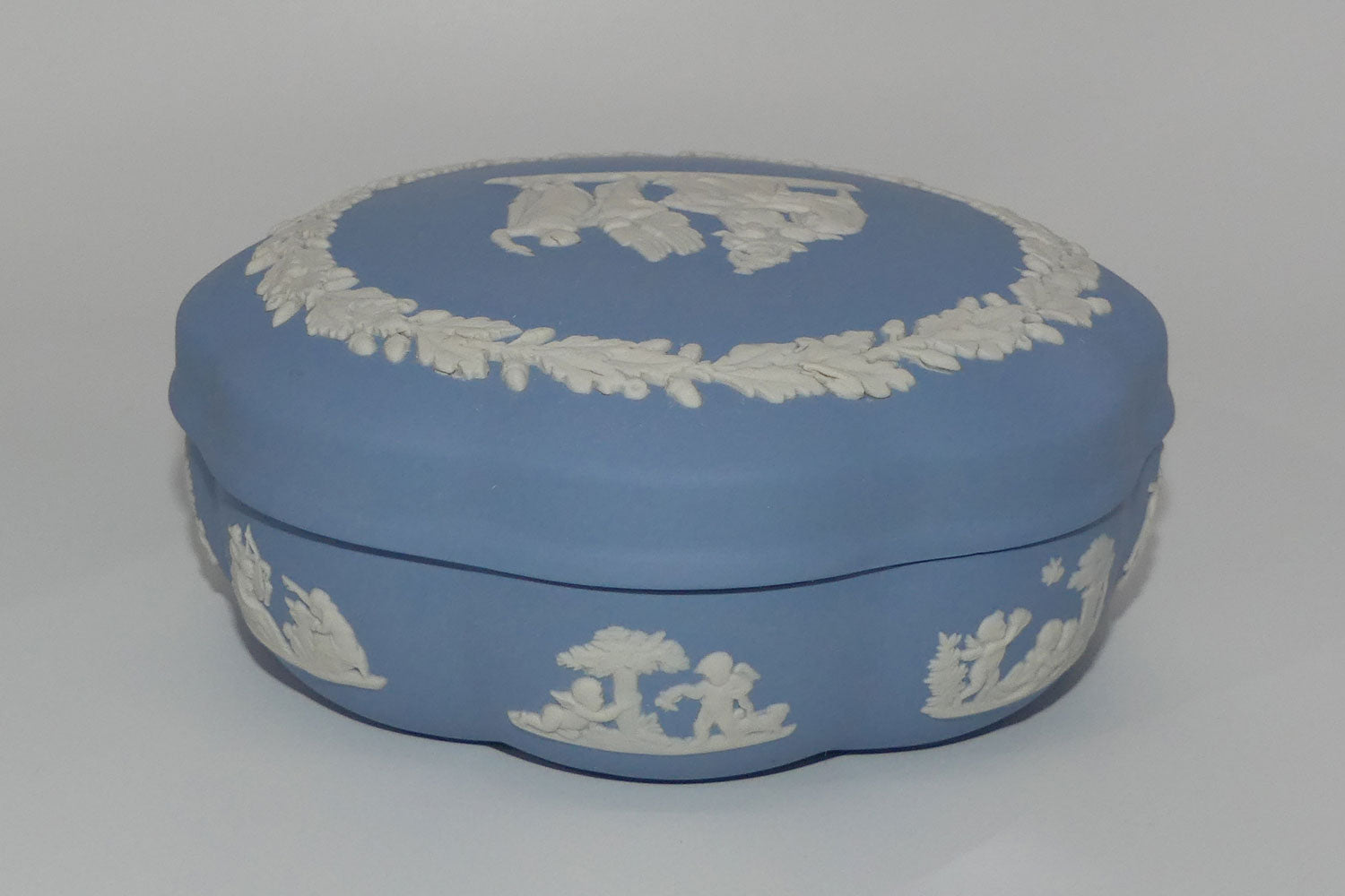 wedgwood-jasper-white-on-pale-blue-mythology-scene-large-trinket-box