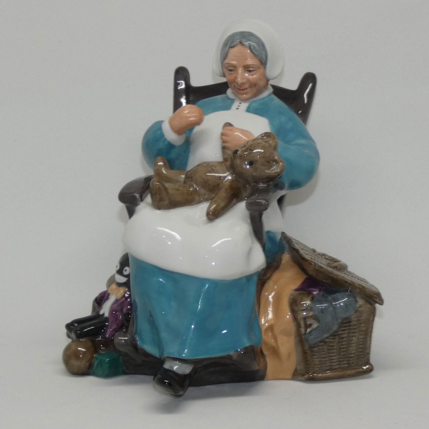 hn2221-royal-doulton-figure-nanny