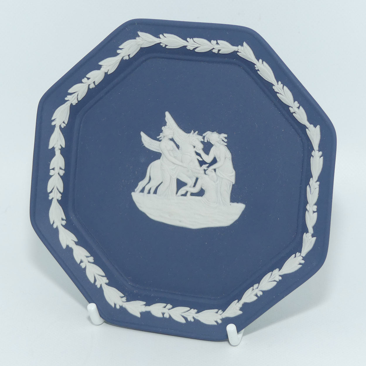 wedgwood-jasper-white-on-portland-octagonal-tray-boxed