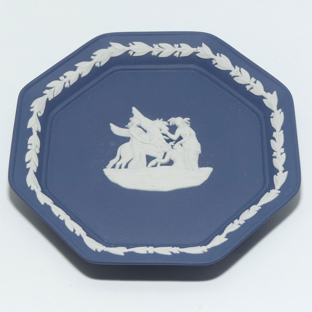 wedgwood-jasper-white-on-portland-octagonal-tray-boxed