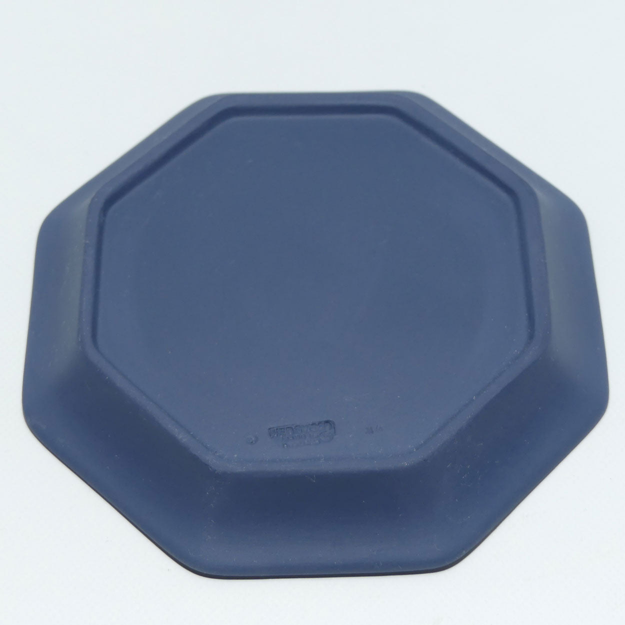 wedgwood-jasper-white-on-portland-octagonal-tray-boxed
