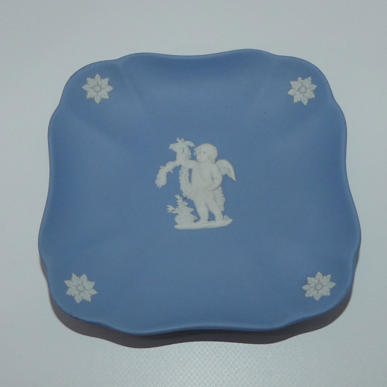 wedgwood-jasper-white-on-pale-blue-putti-square-dish