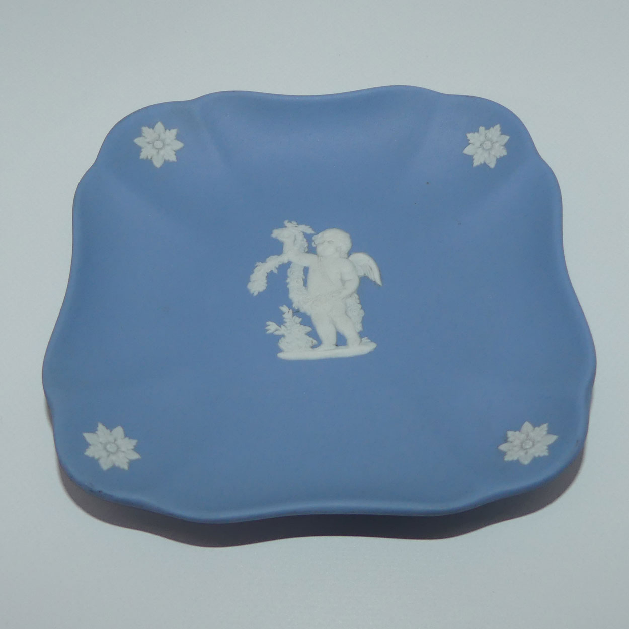 wedgwood-jasper-white-on-pale-blue-putti-square-dish