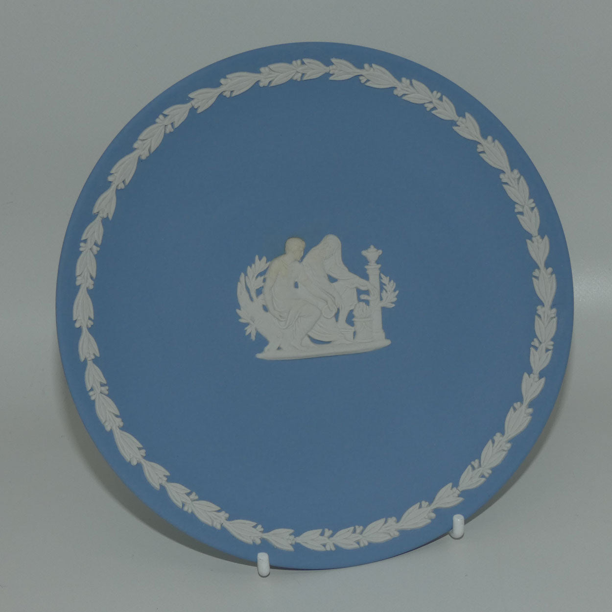 wedgwood-jasper-white-on-pale-blue-roman-scene-plate-signed