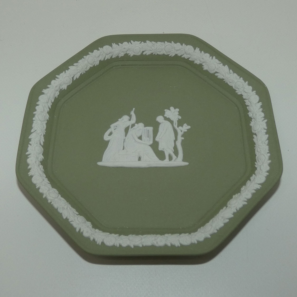 wedgwood-jasper-white-on-sage-green-maidens-and-cage-octagonal-tray-2