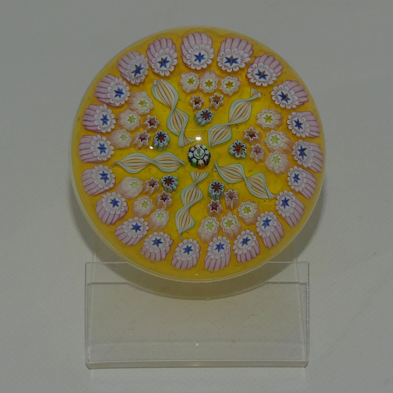 john-deacons-scotland-millefiori-5-spoke-small-paperweight-buttercup