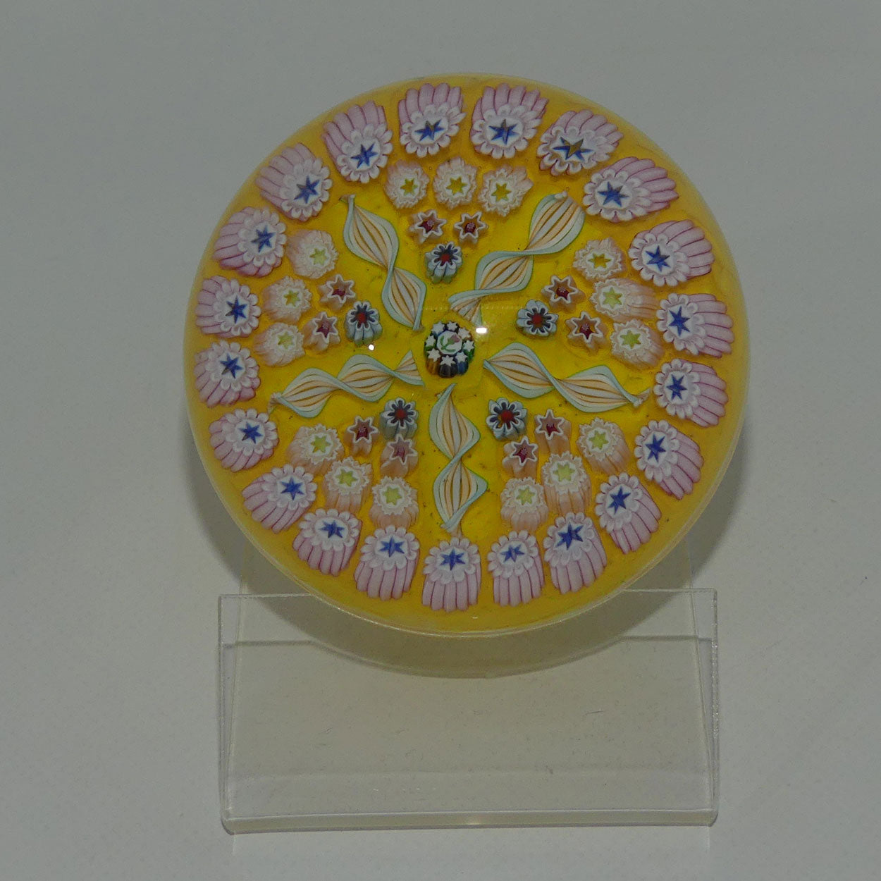 john-deacons-scotland-millefiori-5-spoke-small-paperweight-buttercup