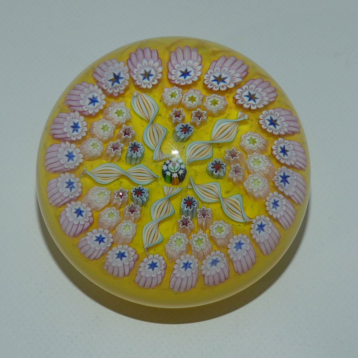 john-deacons-scotland-millefiori-5-spoke-small-paperweight-buttercup