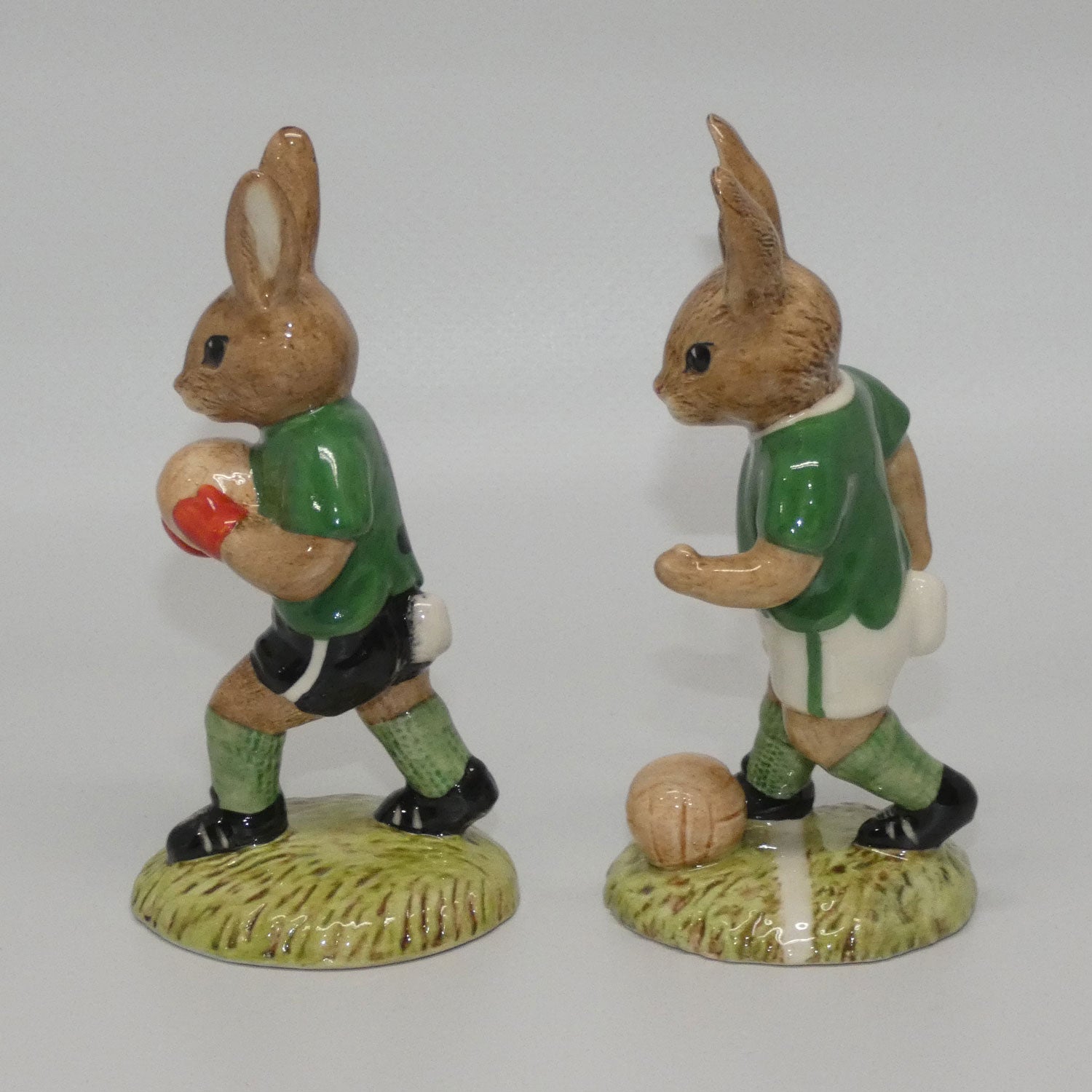 db116-117-royal-doulton-bunnykins-goalkeeper-footballer-set-green