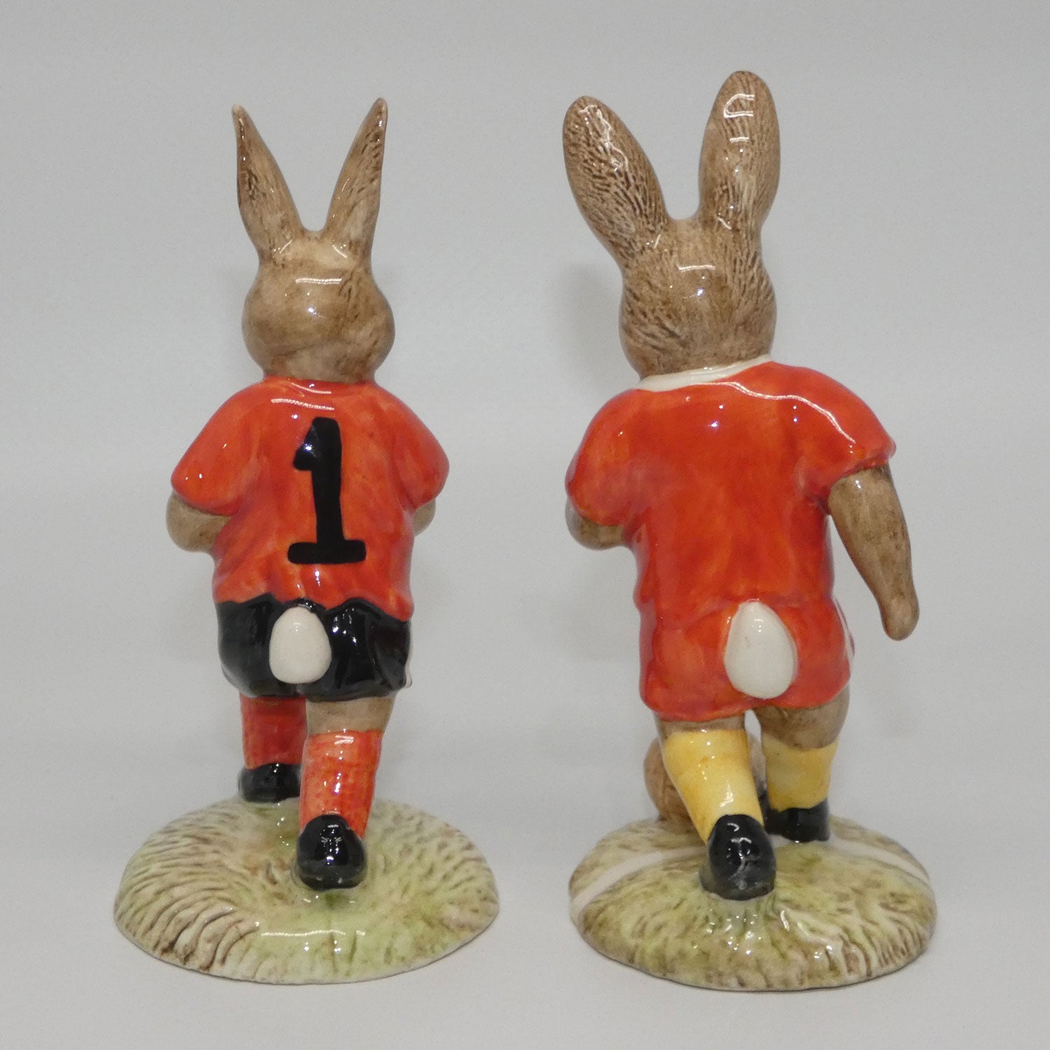 db118-119-royal-doulton-bunnykins-goalkeeper-footballer-set-red