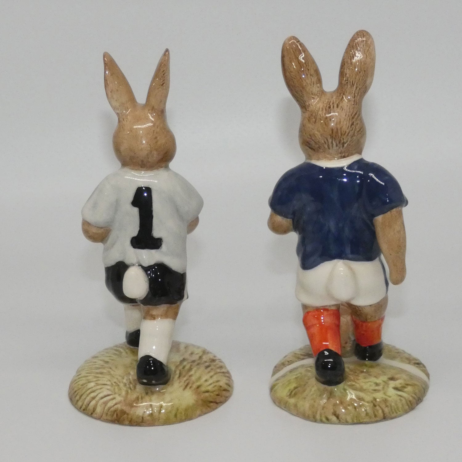db122-123-royal-doulton-bunnykins-goalkeeper-soccer-player-set-white-blue