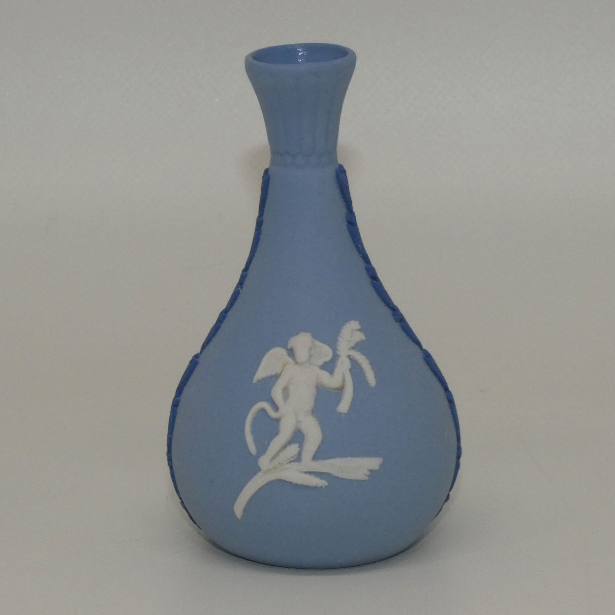 wedgwood-jasper-seasons-twcs-mini-bud-vase-winter