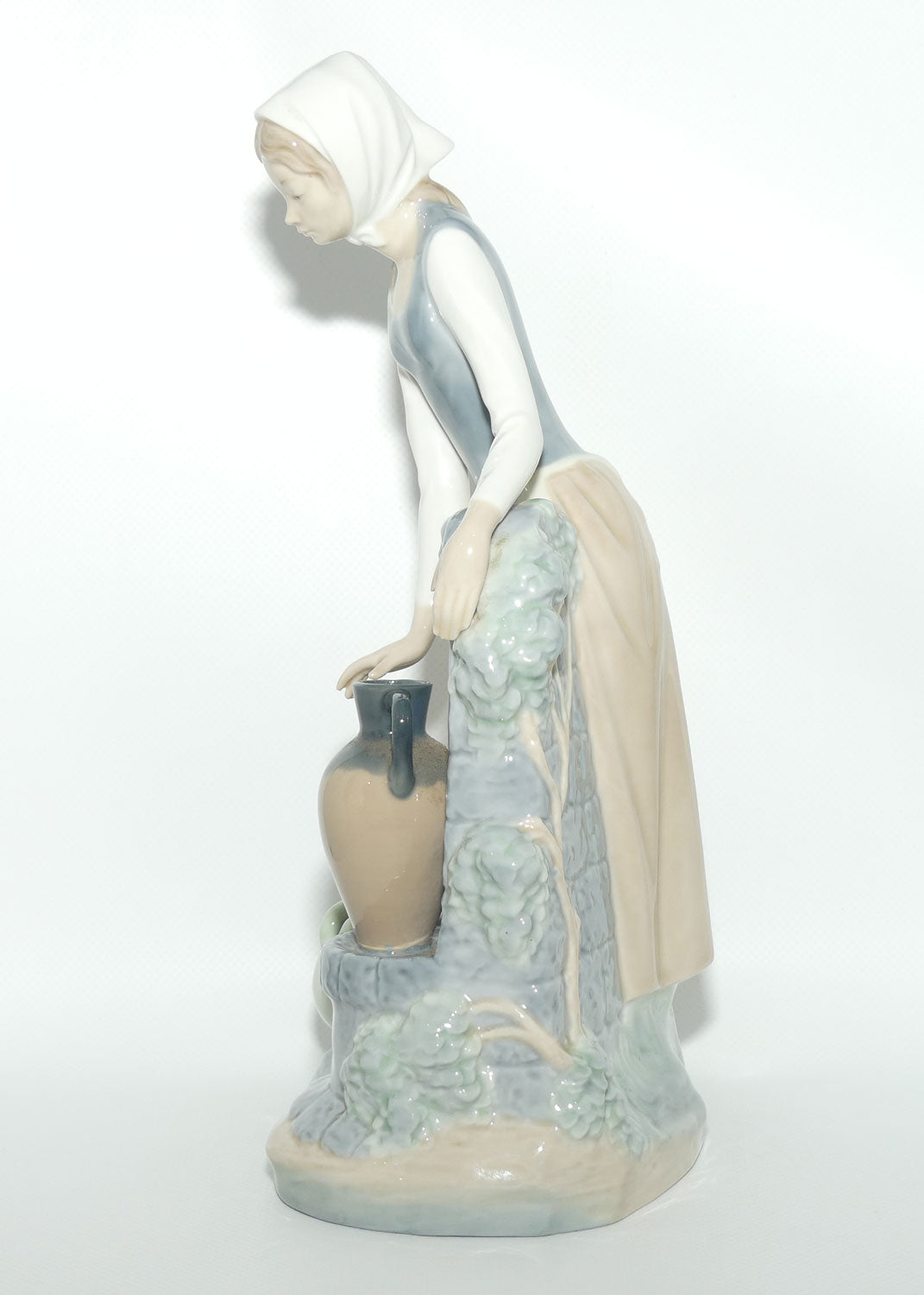 Nao by Lladro figure Girl at Fountain | #0136