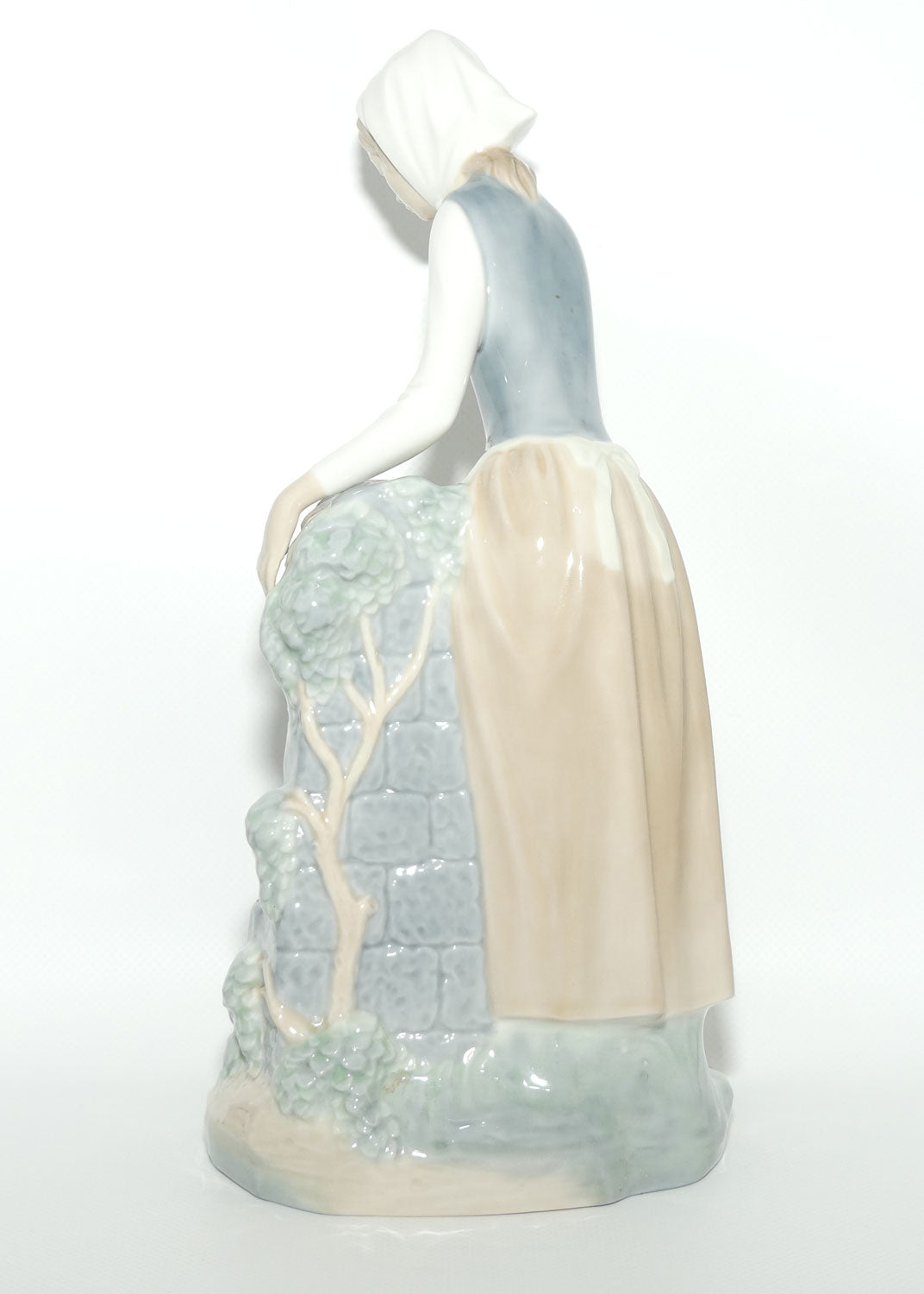 Nao by Lladro figure Girl at Fountain | #0136