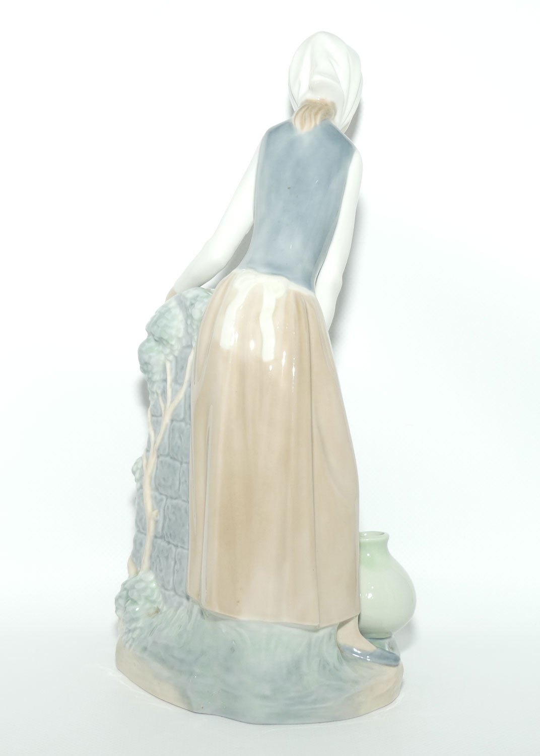 Nao by Lladro figure Girl at Fountain | #0136