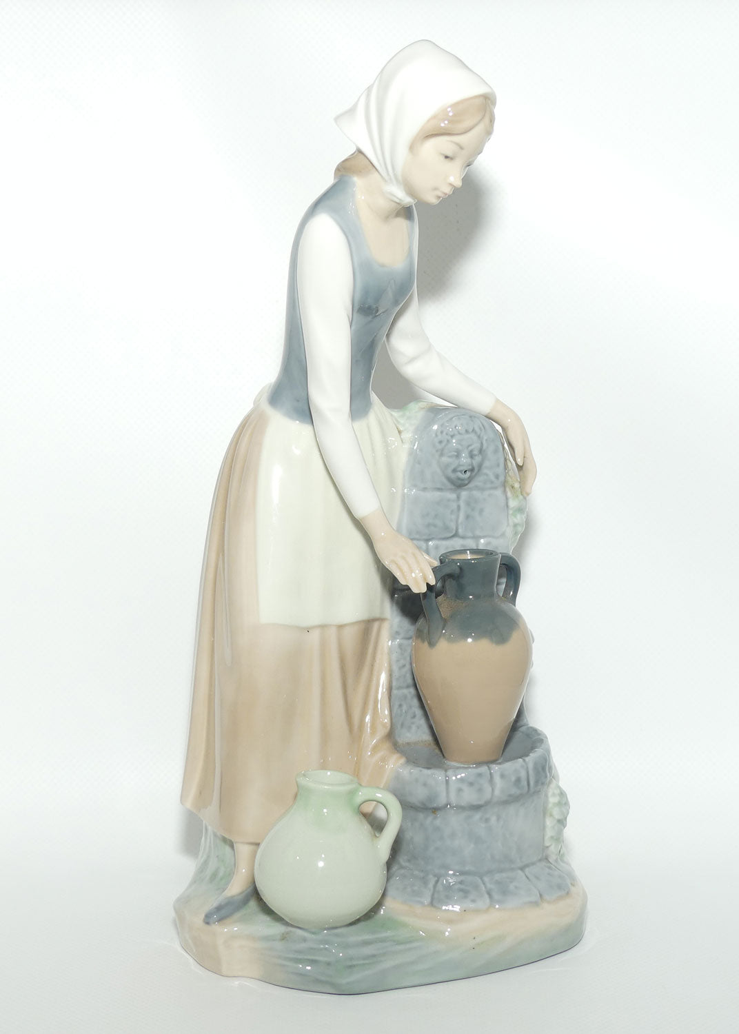 Nao by Lladro figure Girl at Fountain | #0136