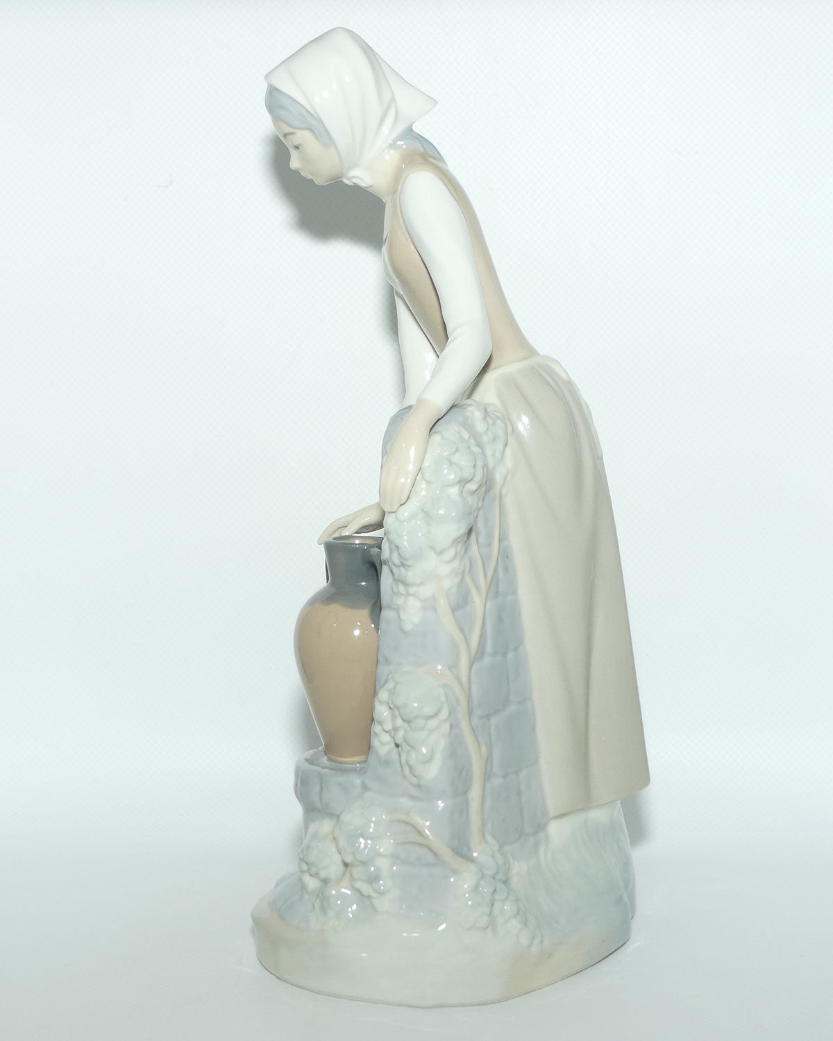 Nao by Lladro figure Girl at Fountain | #0136