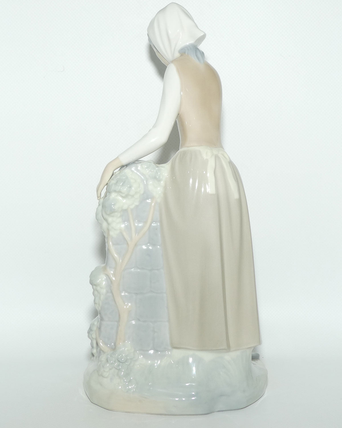 Nao by Lladro figure Girl at Fountain | #0136