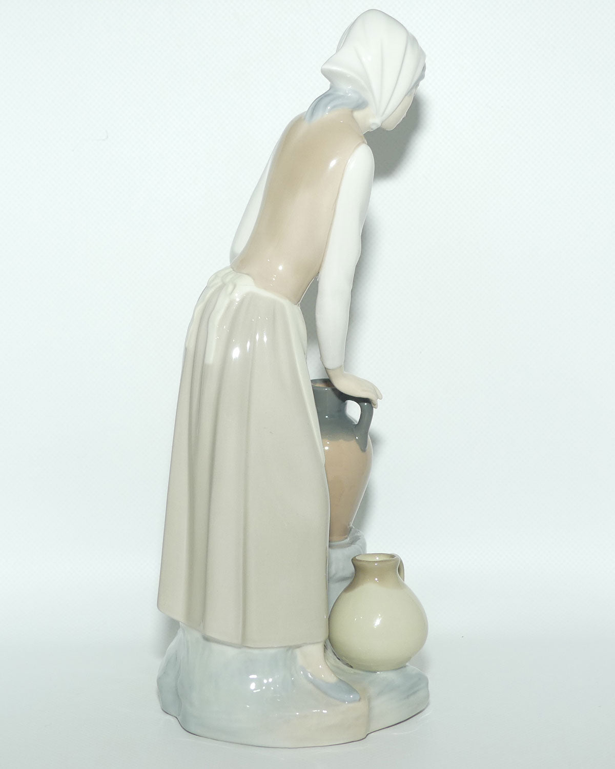 Nao by Lladro figure Girl at Fountain | #0136