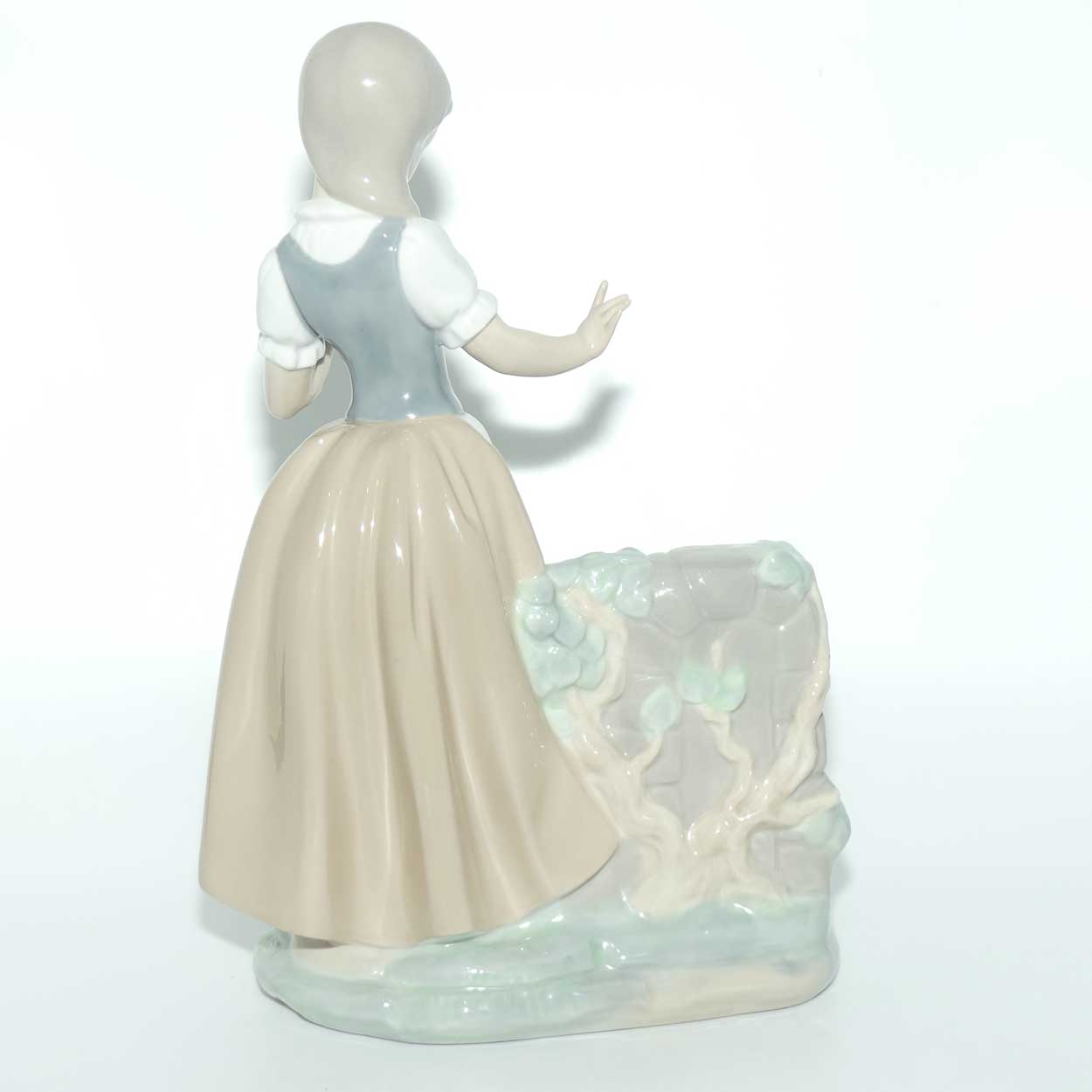 Nao by Lladro figure Girl with Broken Jar #0223