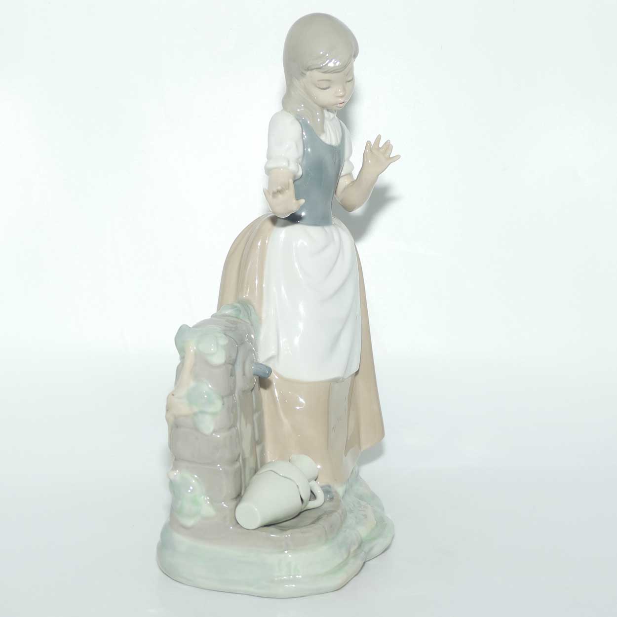 Nao by Lladro figure Girl with Broken Jar #0223