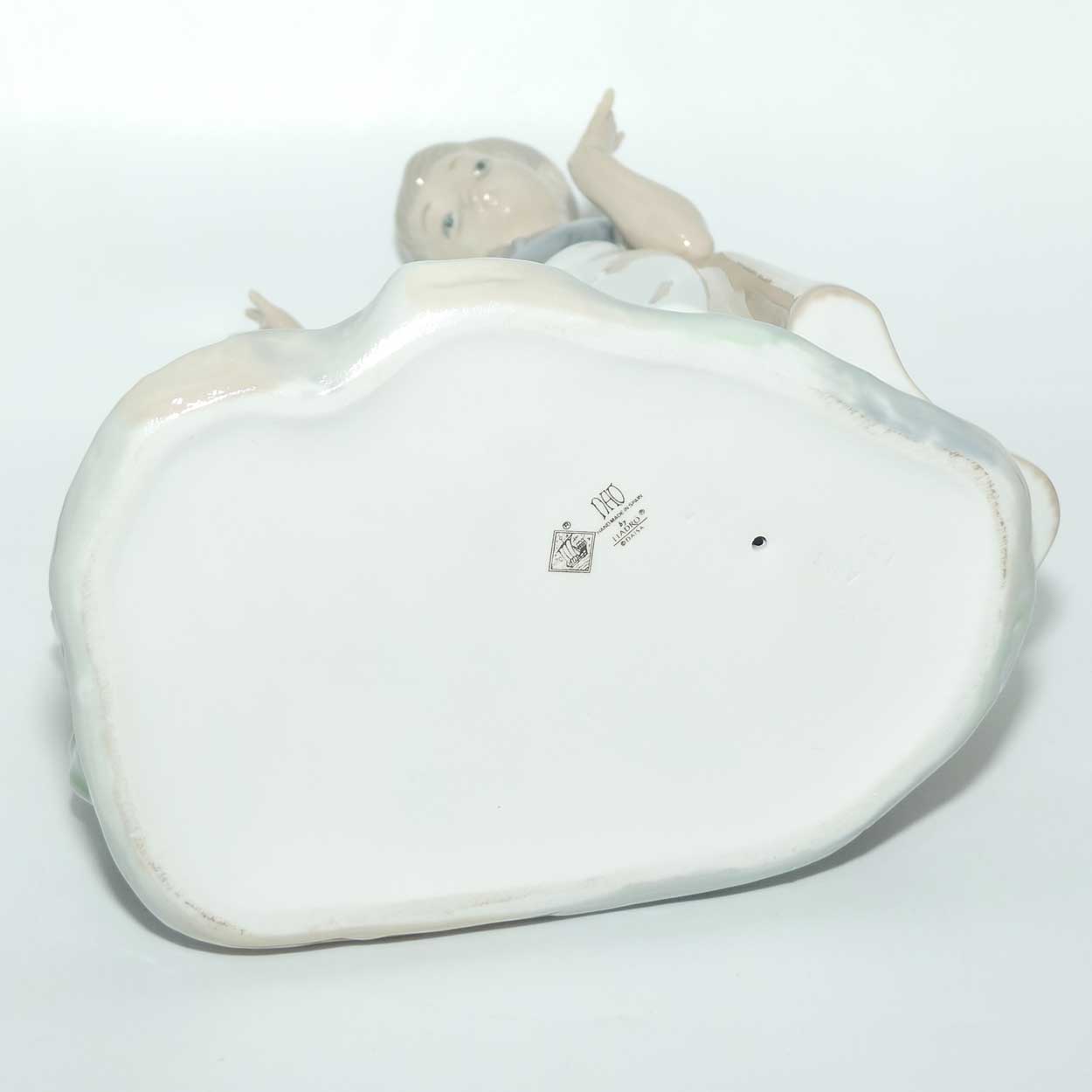 Nao by Lladro figure Girl with Broken Jar #0223