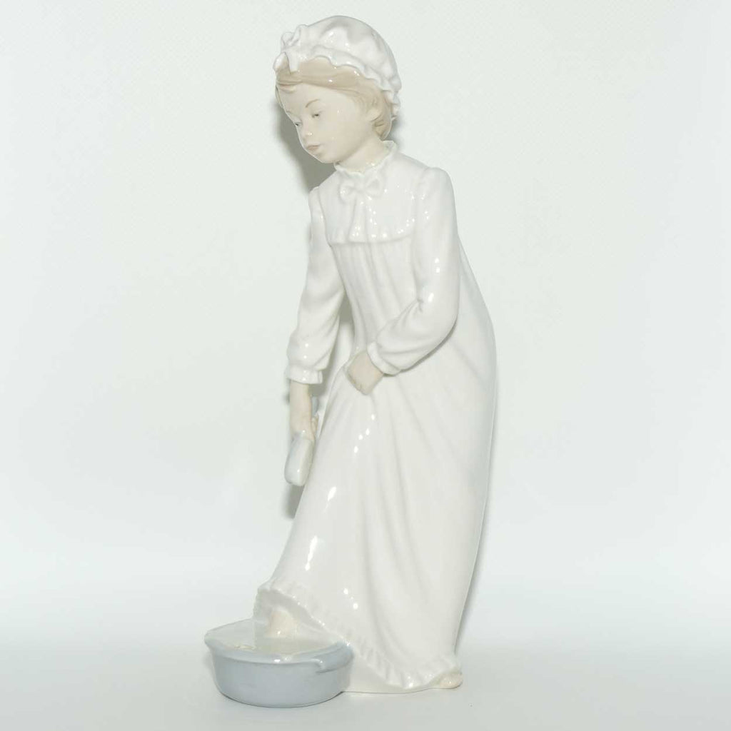 Nao by Lladro figurine Boy Washing His Feet | #0231