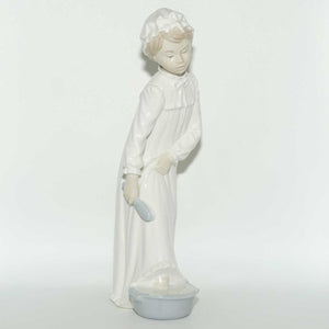 Nao by Lladro figurine Boy Washing His Feet | #0231