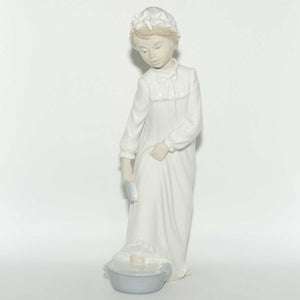 Nao by Lladro figurine Boy Washing His Feet | #0231