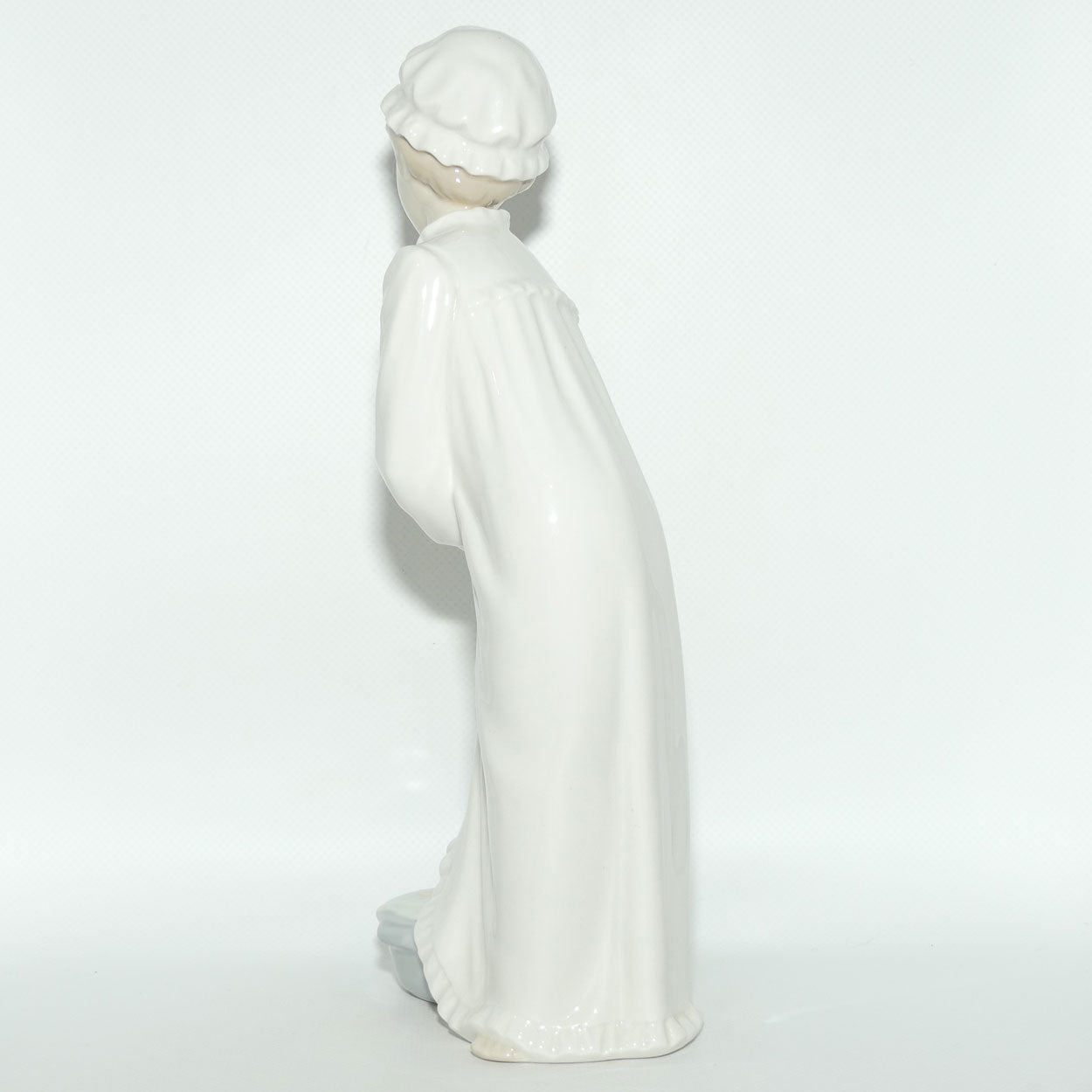 Nao by Lladro figure Girl in Nightshirt washing Feet | #0231