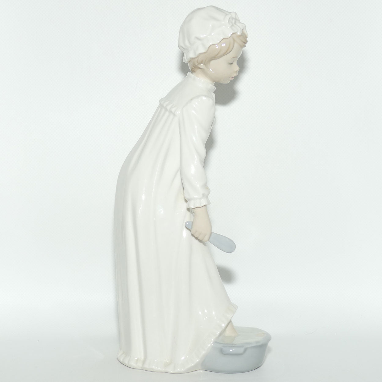 Nao by Lladro figure Girl in Nightshirt washing Feet | #0231