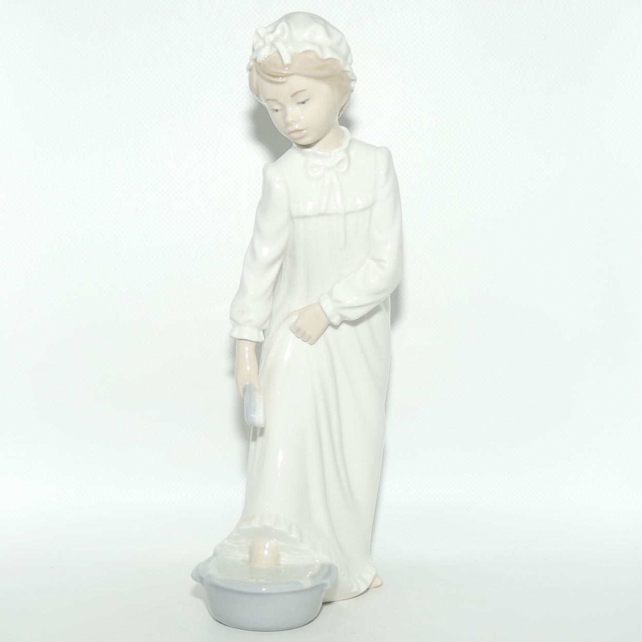 Nao by Lladro figure Girl in Nightshirt washing Feet | #0231