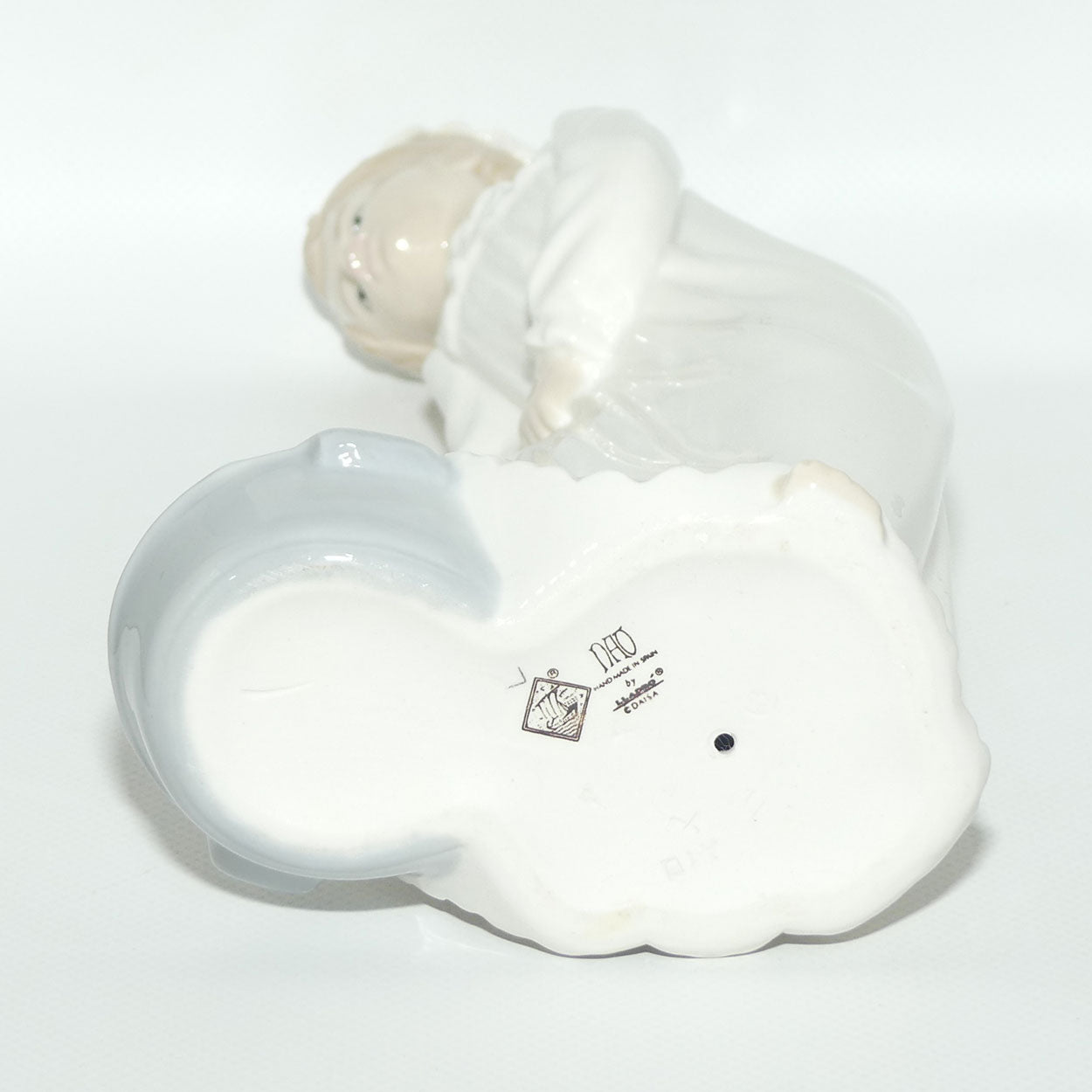 Nao by Lladro figure Girl in Nightshirt washing Feet | #0231